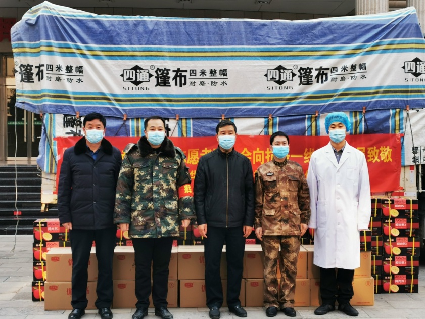 路鳳祎與志愿者、醫生防疫現場合影